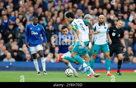 Goodison Park, Liverpool, Großbritannien. Oktober 2024. Premier League Football, Everton gegen Newcastle United; Sandro TONALi von Newcastle United, verfolgt von Dwight McNeil vom Everton FC Credit: Action Plus Sports/Alamy Live News Stockfoto