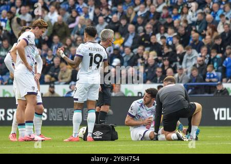 Leicester, Großbritannien. Oktober 2024. Marcos Senesi (5) wird während des Spiels Leicester City FC gegen Bournemouth FC English Premier League am 5. Oktober 2024 im King Power Stadium in Leicester, England, Großbritannien behandelt Stockfoto