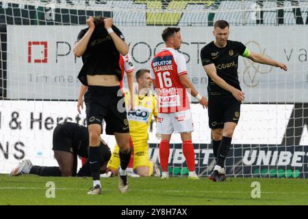 Kortrijk, Belgien. Oktober 2024. Genks Spieler scheinen während eines Fußballspiels zwischen KV Kortrijk und KRC Genk am Samstag, den 5. Oktober 2024 in Kortrijk, am 10. Tag der Saison 2024-2025 der ersten Liga der „Jupiler Pro League“ der belgischen Meisterschaft niedergeschlagen zu sein. BELGA FOTO KURT DESPLENTER Credit: Belga Nachrichtenagentur/Alamy Live News Stockfoto