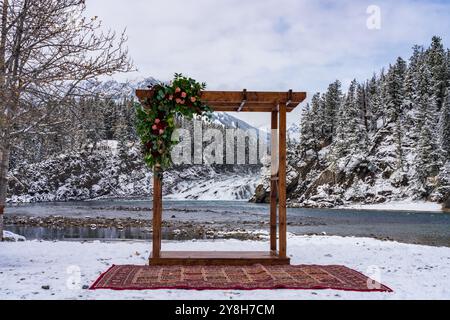 Eine künstlerische Holzpavillon Dekoration und Bow Falls im Hintergrund im Winter. Ein Begriff der Ehe. Banff-Nationalpark, Bow River. Stockfoto