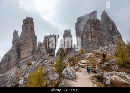 Schöne Herbstfarben in Dolomiten, Peak, Cinque Torri Tofana Berg in Italien, Europa Stockfoto