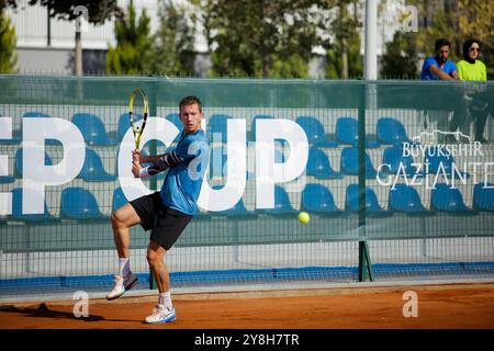 Gaziantep, Türkei. 30. Oktober 2022. Der französische Tennisspieler Corentil Denolly tritt gegen den rumänischen Tennisspieler Nicholas David Ionel im Mehmet Şemşik Tennis Complex in Gaziantep an, während des Finales des ersten internationalen Tennisturniers in der südtürkischen Stadt. Nicholas David Ionel gewann gegen Corentil Denolly am Sonntag mit 6:2, 6-2 und erhielt dann die Trophäe vom Bürgermeister der Metropolitan Municipality Gaziantep Fatma Şahin und dem Präsidenten des türkischen Tennisverbandes Cengiz Durmus Stockfoto