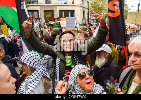 London, England, Großbritannien. Oktober 2024. Tausende von Menschen marschieren in Zentral-London in Solidarität mit Palästina und dem Libanon, um den ersten Jahrestag des Krieges zwischen Israel und der Hamas zu feiern, der begann, als die Hamas am 7. Oktober 2023 beim Nova-Musikfestival Israelis tötete und entführte. (Kreditbild: © Vuk Valcic/ZUMA Press Wire) NUR REDAKTIONELLE VERWENDUNG! Nicht für kommerzielle ZWECKE! Stockfoto