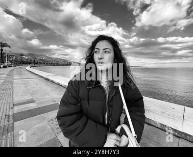 Porträtfoto von verängstigten, nachdenklichen, besorgten, verwüsteten, stimmungsvollen und depressiven Frauen, die allein an der Küste stehen. Das Konzept von Gewalt und Melancholie der Frau. Stockfoto