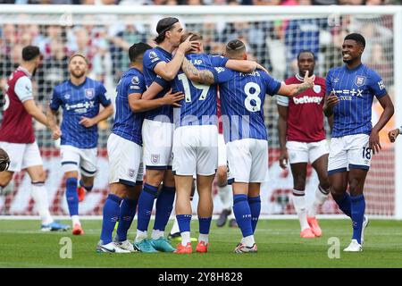 London, Großbritannien. Oktober 2024. Ipswich-Verteidiger Jacob Greaves (24) feiert den Equalizer von Ipswich Town mit Liam Delap (19) 1-1 während des Spiels West Ham United FC gegen Ipswich Town FC English Premier League im London Stadium, London, England, Großbritannien am 5. Oktober 2024 Credit: Every Second Media/Alamy Live News Stockfoto