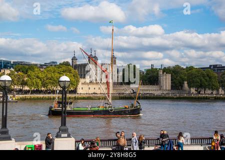 Segelschiff 'will' vorbei am Tower of London auf der Themse, London, England Stockfoto