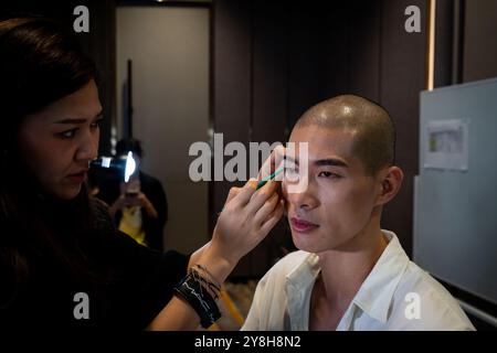 Thailand. 5. Oktober 2024. Ein Model wird am 4. Tag der Bangkok International Fashion Week im Siam Paragon in Bangkok, Thailand, am 5. Oktober 2024 hinter der Bühne geschminkt. Quelle: Matt Hunt/Neato/Alamy Live News Stockfoto