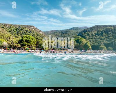 Kuşadası, Aydın, Turkiye - 27.07.2024: Sommerfoto von Dilek oder Güzelçamlı Nationalpark mit schwimmenden Menschen Stockfoto