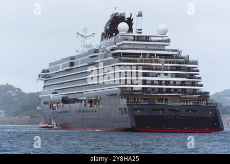 MSC Explora 2 legt in Saint-Tropez an: Luxuriöse Bootstour am berühmten Hafen Stockfoto