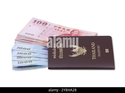 Thailändischer Pass mit Taiwan-Dollar-Banknoten isoliert auf weißem Hintergrund. Stockfoto