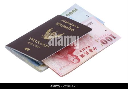 Thailändischer Pass mit Taiwan-Dollar-Banknoten isoliert auf weißem Hintergrund. Stockfoto