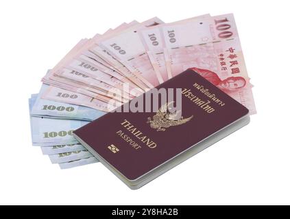 Thailändischer Pass mit Taiwan-Dollar-Banknoten isoliert auf weißem Hintergrund. Stockfoto