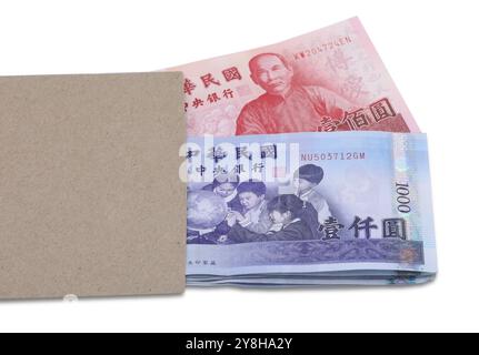Taiwan-Dollar in braunem Umschlag isoliert auf weißem Hintergrund Stockfoto
