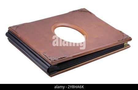 Braunes Fotobuch mit Holzeinband isoliert auf weißem Hintergrund. Stockfoto