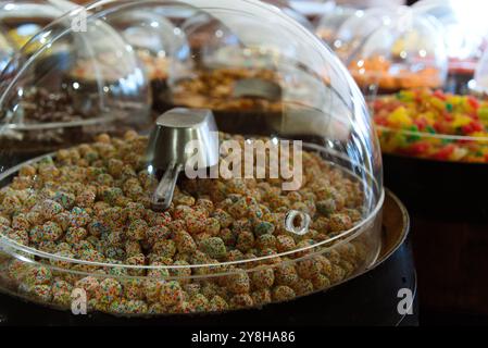 Buntes Sortiment an Süßigkeiten in Glasschalen in einem Süßwarenladen Stockfoto