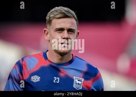 London, Großbritannien. Oktober 2024. London, England, 05. Oktober 2024: Sam Szmodics (23 Ipswich Town) wärmt sich vor dem Premier League-Spiel zwischen West Ham und Ipswich Town im London Stadium auf. (Pedro Porru/SPP) Credit: SPP Sport Press Photo. /Alamy Live News Stockfoto