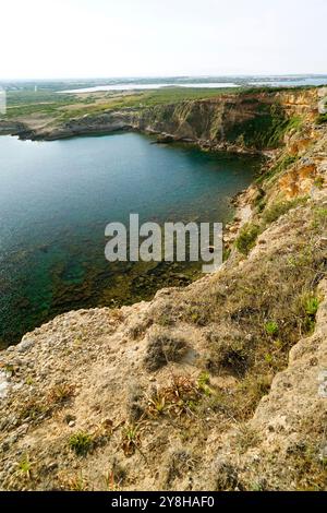 Die Klippen der Landzunge von Capo Mannu auf der Sinis-Halbinsel, Provinz Oristano, Sardinien, Italien Stockfoto