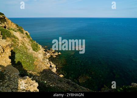 Die Klippen der Landzunge von Capo Mannu auf der Sinis-Halbinsel, Provinz Oristano, Sardinien, Italien Stockfoto