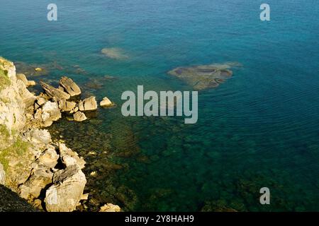 Die Klippen der Landzunge von Capo Mannu auf der Sinis-Halbinsel, Provinz Oristano, Sardinien, Italien Stockfoto