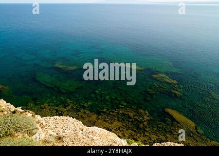 Die Klippen der Landzunge von Capo Mannu auf der Sinis-Halbinsel, Provinz Oristano, Sardinien, Italien Stockfoto