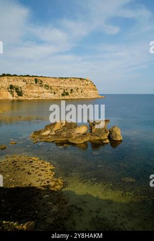 Die Klippen der Landzunge von Capo Mannu auf der Sinis-Halbinsel, Provinz Oristano, Sardinien, Italien Stockfoto