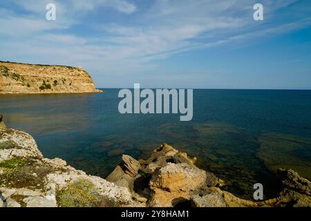 Die Klippen der Landzunge von Capo Mannu auf der Sinis-Halbinsel, Provinz Oristano, Sardinien, Italien Stockfoto