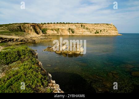 Die Klippen der Landzunge von Capo Mannu auf der Sinis-Halbinsel, Provinz Oristano, Sardinien, Italien Stockfoto