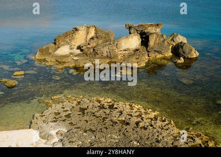 Die Klippen der Landzunge von Capo Mannu auf der Sinis-Halbinsel, Provinz Oristano, Sardinien, Italien Stockfoto