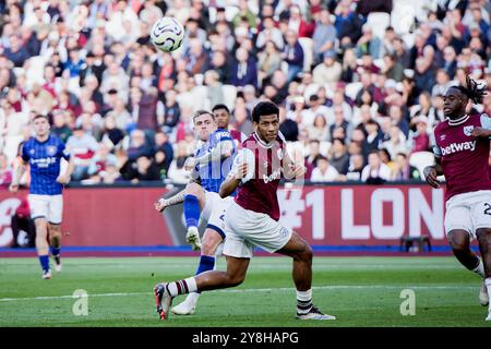 London, Großbritannien. Oktober 2024. London, England, 05. Oktober 2024: Sam Szmodics (23 Ipswich Town) und Jean-Clair Todibo (25 West Ham) im Spiel der Premier League zwischen West Ham und Ipswich Town im London Stadium. (Pedro Porru/SPP) Credit: SPP Sport Press Photo. /Alamy Live News Stockfoto