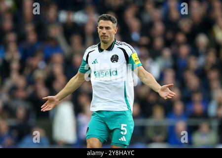 Liverpool, Großbritannien. Oktober 2024. Fabian Schar von Newcastle United sieht zu. Premier League Spiel Everton gegen Newcastle United am Samstag, den 5. Oktober 2024, im Goodison Park in Liverpool. Dieses Bild darf nur für redaktionelle Zwecke verwendet werden. Nur redaktionelle Verwendung, Bild von Chris Stading/Andrew Orchard Sportfotografie/Alamy Live News Credit: Andrew Orchard Sportfotografie/Alamy Live News Stockfoto