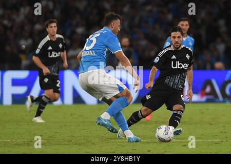 Neapel, Italien. Oktober 2024. Simone Verdi aus Como tritt am 4. Oktober 2024 im Stadio Diego Armando Maradona Neapel in der Serie A gegen den SSC Napoli und Como Calcio um den Ball an. Franco Romano/Alamy Live News Stockfoto