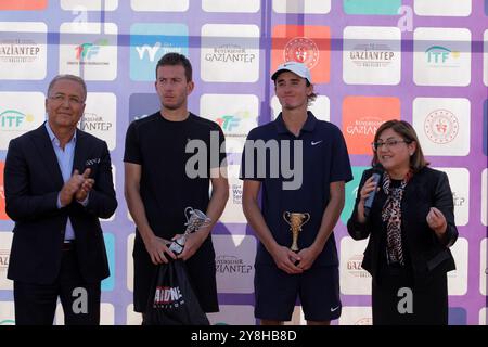 Gaziantep, Türkei. 30. Oktober 2022. Der rumänische Tennisspieler Nicholas David Ionel erhält eine Trophäe vom Präsidenten des türkischen Tennisverbandes Cengiz Durmus und vom Bürgermeister der Großstadt Gaziantep Fatma Şahin im Tenniskomplex Mehmet Şemşik in Gaziantep. Nicholas Davis Ionel gewann das Gaziantep Tennis Turnier 2022, nachdem er im Finale den französischen Spieler Corentil Denolly mit 6:2, 6-2 geschlagen hatte Stockfoto