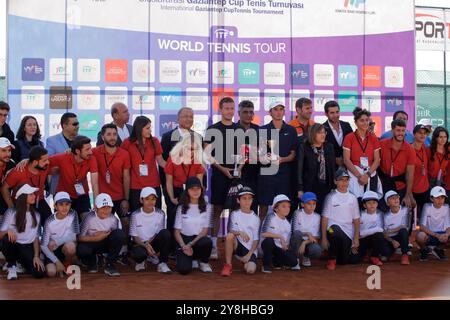 Gaziantep, Türkei. 30. Oktober 2022. Der rumänische Tennisspieler Nicholas David Ionel erhält eine Trophäe vom Präsidenten des türkischen Tennisverbandes Cengiz Durmus und vom Bürgermeister der Großstadt Gaziantep Fatma Şahin im Tenniskomplex Mehmet Şemşik in Gaziantep. Nicholas Davis Ionel gewann das Gaziantep Tennis Turnier 2022, nachdem er im Finale den französischen Spieler Corentil Denolly mit 6:2, 6-2 geschlagen hatte Stockfoto