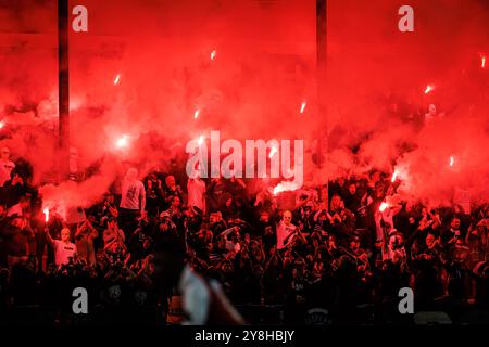 Kortrijk, Belgien. Oktober 2024. Fans mit Feuerwerk und Rauchbomben, die während eines Fußballspiels zwischen KV Kortrijk und KRC Genk am Samstag, den 5. Oktober 2024 in Kortrijk, am 10. Tag der Saison 2024-2025 der ersten Liga der "Jupiler Pro League" der belgischen Meisterschaft, gezeigt wurden. BELGA FOTO KURT DESPLENTER Credit: Belga Nachrichtenagentur/Alamy Live News Stockfoto