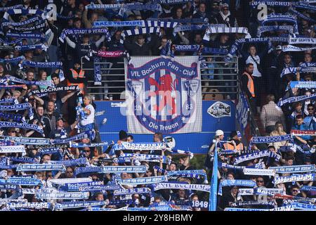 Bochum, Deutschland. Oktober 2024. Fußball 1. Bundesliga 6. Spieltag VfL Bochum - VfL Wolfsburg am 05.10.2024 im Vonovia Ruhrstadion in Bochum Fanblock/Fans VfL Bochum DFL-Vorschriften verbieten jede Verwendung von Fotografien als Bildsequenzen und/oder Quasi-Video. Foto: Revierfoto Credit: ddp Media GmbH/Alamy Live News Stockfoto