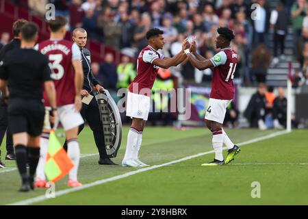 London, Großbritannien. Oktober 2024. West Ham Mittelfeldspieler Mohammed Kudus (14) wird am 5. Oktober 2024 beim Spiel West Ham United FC gegen Ipswich Town FC English Premier League im London Stadium, London, England, Vereinigtes Königreich durch West Ham United FC, Luis Guilherme (17) ersetzt Stockfoto