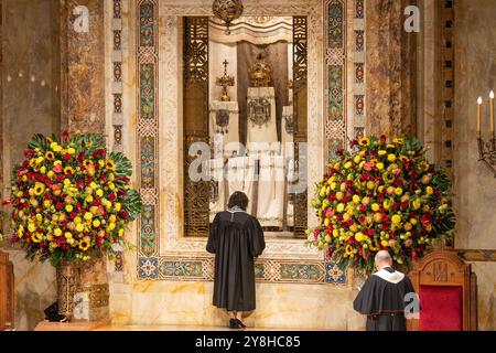 New York, USA. Oktober 2024. Kardinal Timothy Dolan und Rabbiner Amy ehrlich beten vor der eröffneten aron kodesh, der heiligen Arche, in der während der besonderen interreligiösen Shabbat-Gottesdienste zum Gedenken an den 7. Oktober 2024 im Tempel Emanu-El in New York Schriften der Tora aufbewahrt werden. (Foto: Lev Radin/SIPA USA) Credit: SIPA USA/Alamy Live News Stockfoto