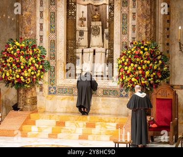 New York, USA. Oktober 2024. Kardinal Timothy Dolan und Rabbiner Amy ehrlich beten vor der eröffneten aron kodesh, der heiligen Arche, in der während der besonderen interreligiösen Shabbat-Gottesdienste zum Gedenken an den 7. Oktober 2024 im Tempel Emanu-El in New York Schriften der Tora aufbewahrt werden. (Foto: Lev Radin/SIPA USA) Credit: SIPA USA/Alamy Live News Stockfoto