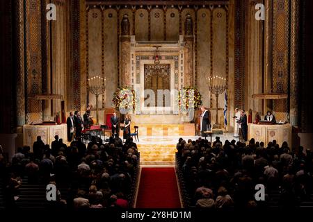 New York, USA. Oktober 2024. Kardinal Timothy Dolan, Pastor Jared R. Stahler, ADL-CEO und Nationaldirektor Jonathan Greenblatt nehmen an den Interfaith Shabbat Services zum Gedenken an den 7. Oktober 2024 im Tempel Emanu-El in New York Teil. (Foto: Lev Radin/SIPA USA) Credit: SIPA USA/Alamy Live News Stockfoto