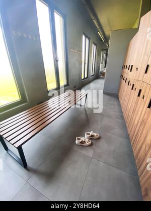 Holzbank in leerem Umkleideraum im Fitnessstudio Stockfoto