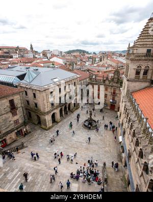 Der Praterias-Platz mit dem Springbrunnen, vom Dach der Kathedrale Santiago de Compostela in Galicien, Spanien Stockfoto