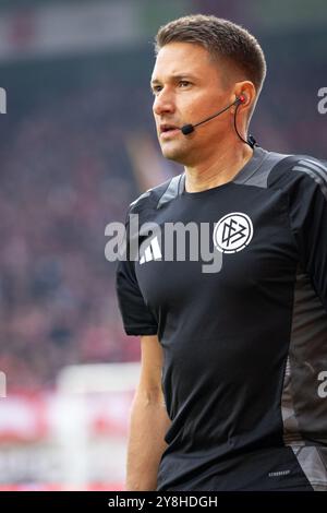 Berlin, Deutschland. Oktober 2024. Schiedsrichter Tobias Reichel bereitet sich vor dem Bundesliga-Spiel zwischen Union Berlin und Borussia Dortmund in der Alten Försterei in Berlin auf. Quelle: Gonzales Photo/Alamy Live News Stockfoto