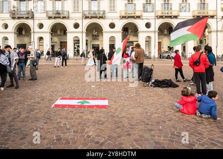 Alcuni Momenti della Fiaccolata in solidarietà del popolo libanese presso Piazza Vittorio Veneto a Torino, Italia - Cronaca - Sabato 5 Ottobre 2024 - (Foto Giacomo Longo/LaPresse) einige Momente der Fackelprozession in Solidarität mit dem libanesischen Volk auf der Piazza Vittorio Veneto in Turin, Italien - Nachrichten - Samstag 5 Oktober 2024 - (Foto Giacomo Longo/LaPresse) Credit News: LaPresse/Alamy Live News: LaPresse Stockfoto