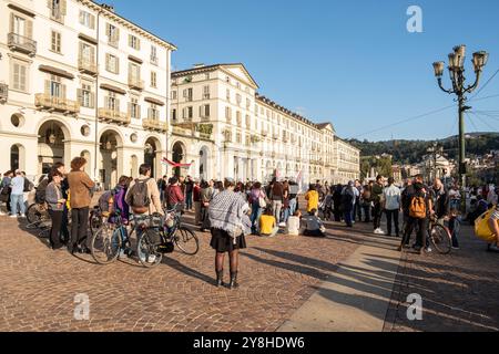 Alcuni Momenti della Fiaccolata in solidarietà del popolo libanese presso Piazza Vittorio Veneto a Torino, Italia - Cronaca - Sabato 5 Ottobre 2024 - (Foto Giacomo Longo/LaPresse) einige Momente der Fackelprozession in Solidarität mit dem libanesischen Volk auf der Piazza Vittorio Veneto in Turin, Italien - Nachrichten - Samstag 5 Oktober 2024 - (Foto Giacomo Longo/LaPresse) Credit News: LaPresse/Alamy Live News: LaPresse Stockfoto