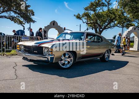 Gulfport, MS - 2. Oktober 2023: Low-perspektivische Vorderansicht eines Chevrolet Chevelle Malibu Coupés aus dem Jahr 1971 auf einer lokalen Autoshow. Stockfoto