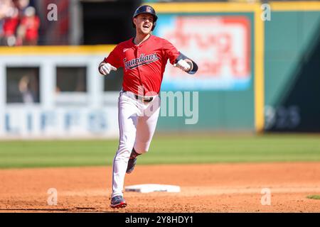 Cleveland, Usa. Oktober 2024. Cleveland Guardians' Lane Thomas (8) feiert am Samstag, den 5. Oktober 2024, einen 3-RBI-Homerun gegen die Detroit Tigers während des ersten Inning von ALDS Game 1 im Progressive Field in Cleveland, Ohio. Foto: Aaron Josefczyk/UPI Credit: UPI/Alamy Live News Stockfoto