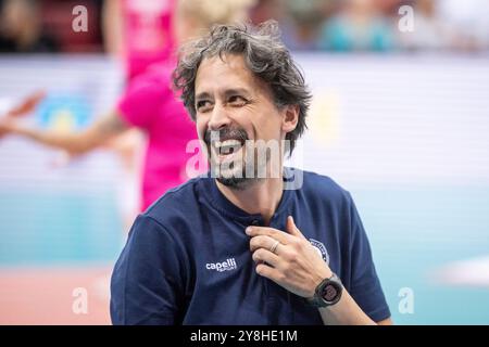 Stuttgart, Deutschland. Oktober 2024. Benedikt Frank (Trainer VC Wiesbaden) - Lachen/GER, Allianz MTV Stuttgart vs. VC Wiesbaden Volleyball Bundesliga, VBL, Spielzeit 2024/2025, 05.10.2024 Foto: Eibner/Sandy Dinkelacker Credit: dpa/Alamy Live News Stockfoto