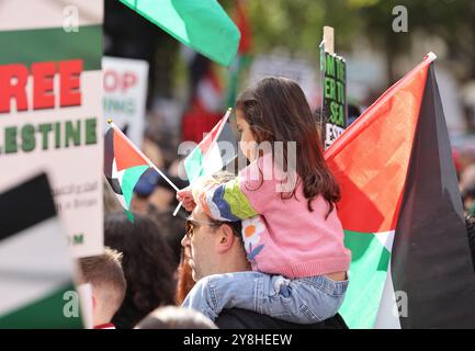 London, UK, 5. Oktober 2024. 1000 pro-palästinensische Anhänger marschierten ein Jahr nach dem 7. Oktober durch die Londoner Innenstadt. Plakate enthielten viele für „Hände des Libanon“ und „Starmer hat Blut an seinen Händen“. Die Polizei hielt die Demonstranten von einem israelischen Gegenprotest in Aldwych fern. Kredit : Monica Wells/Alamy Live News Stockfoto