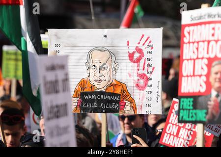 London, UK, 5. Oktober 2024. 1000 pro-palästinensische Anhänger marschierten ein Jahr nach dem 7. Oktober durch die Londoner Innenstadt. Plakate enthielten viele für „Hände des Libanon“ und „Starmer hat Blut an seinen Händen“. Die Polizei hielt die Demonstranten von einem israelischen Gegenprotest in Aldwych fern. Kredit : Monica Wells/Alamy Live News Stockfoto