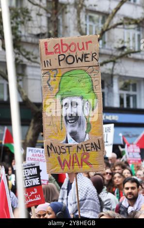 London, UK, 5. Oktober 2024. 1000 pro-palästinensische Anhänger marschierten ein Jahr nach dem 7. Oktober durch die Londoner Innenstadt. Plakate enthielten viele für „Hände des Libanon“ und „Starmer hat Blut an seinen Händen“. Die Polizei hielt die Demonstranten von einem israelischen Gegenprotest in Aldwych fern. Kredit : Monica Wells/Alamy Live News Stockfoto